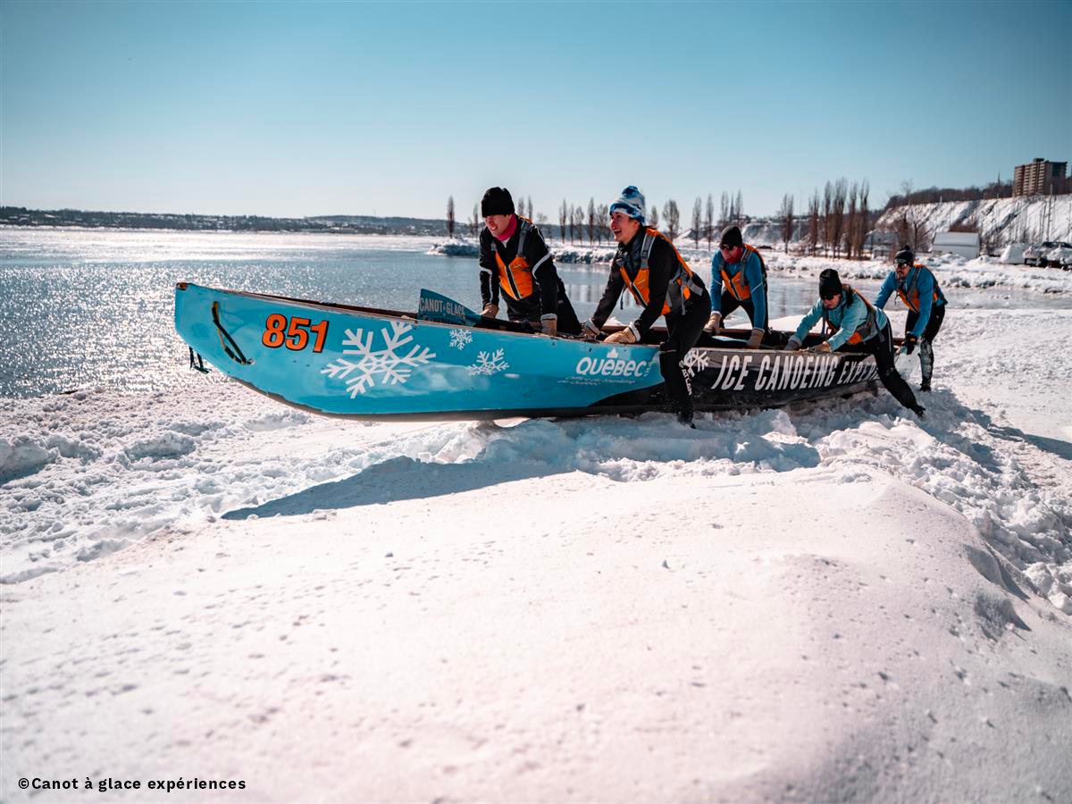 Canot à glace sur le Saint-Laurent en hiver, blocs de glace et fleuve partiellement gelé