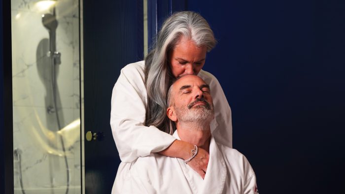 Un moment de bien-être chez Monsieur Jean Femme offrant un massage relaxant à son partenaire dans leur chambre chez Monsieur Jean