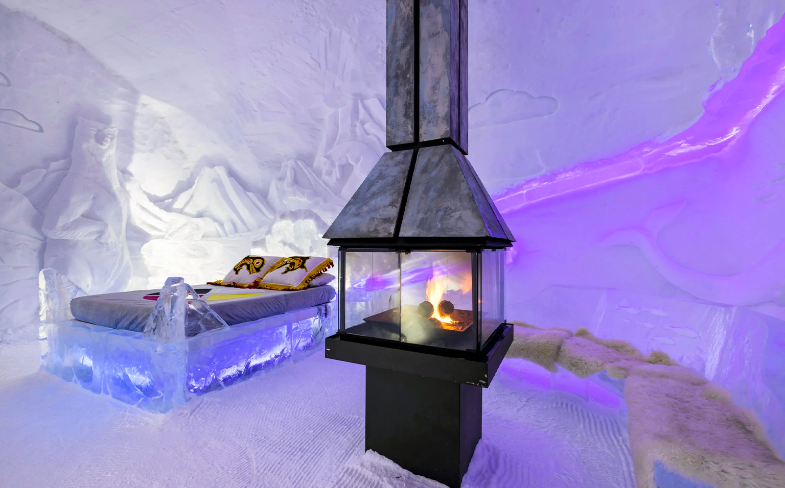 Hôtel de Glace, sculptures et corridors illuminés, Valcartier Québec