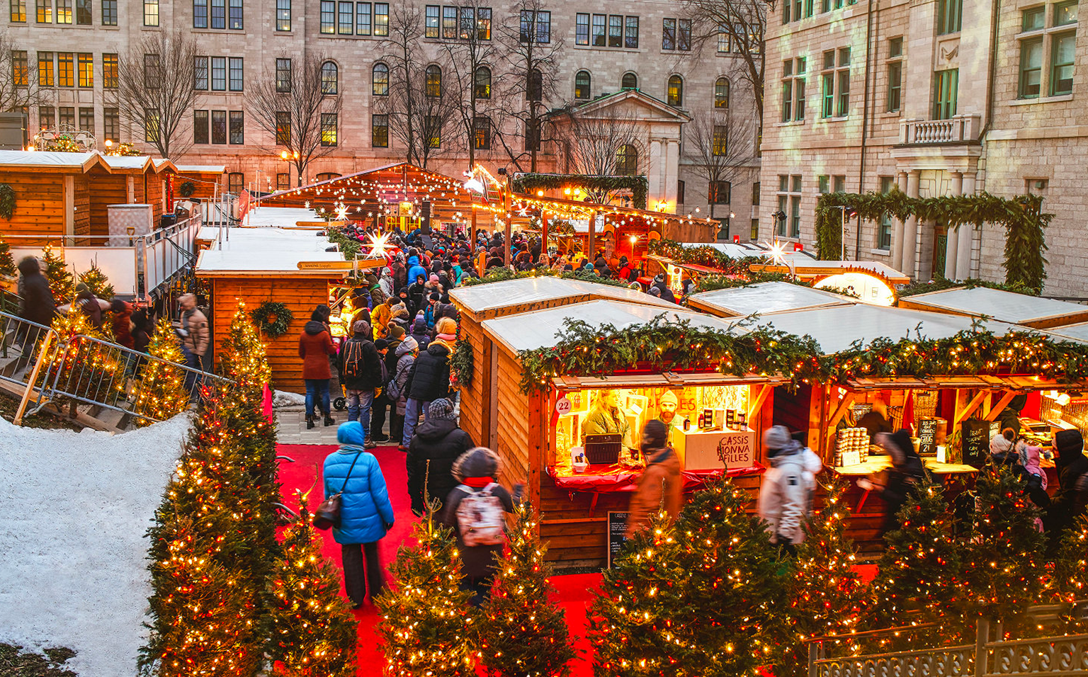 Marché de Noël allemand dans le Vieux-Québec, chalets illuminés en soirée