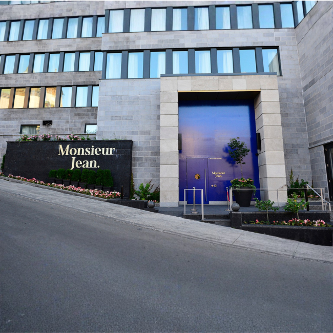 Entrée de l’Hôtel Monsieur Jean dans le Vieux-Québec avec sa grande porte bleue emblématique