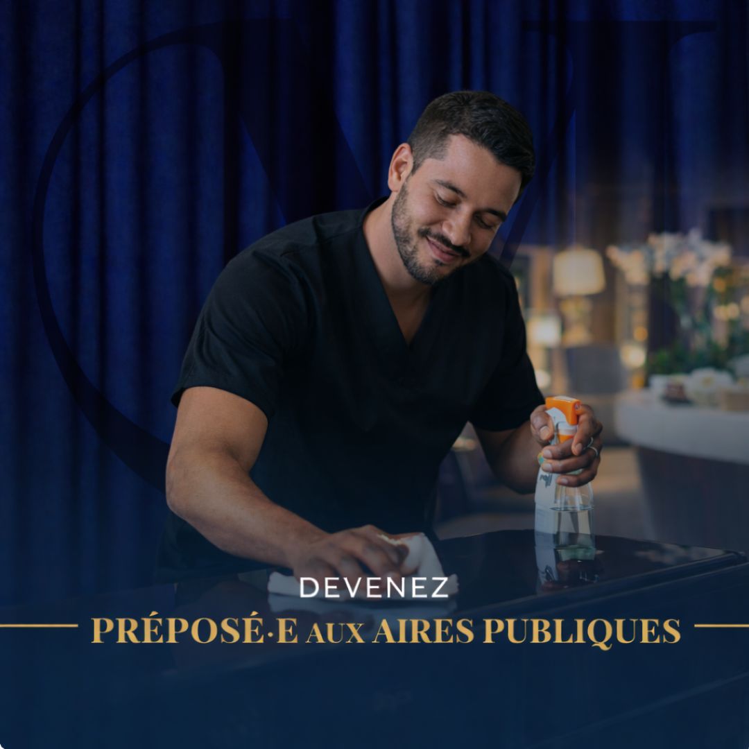 Employé nettoyant les espaces communs d’un hôtel boutique à Québec Hôtel Monsieur Jean