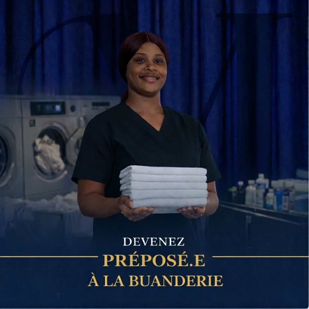 Employé de buanderie manipulant du linge hôtelier dans un hôtel à Québec Hôtel Monsieur Jean