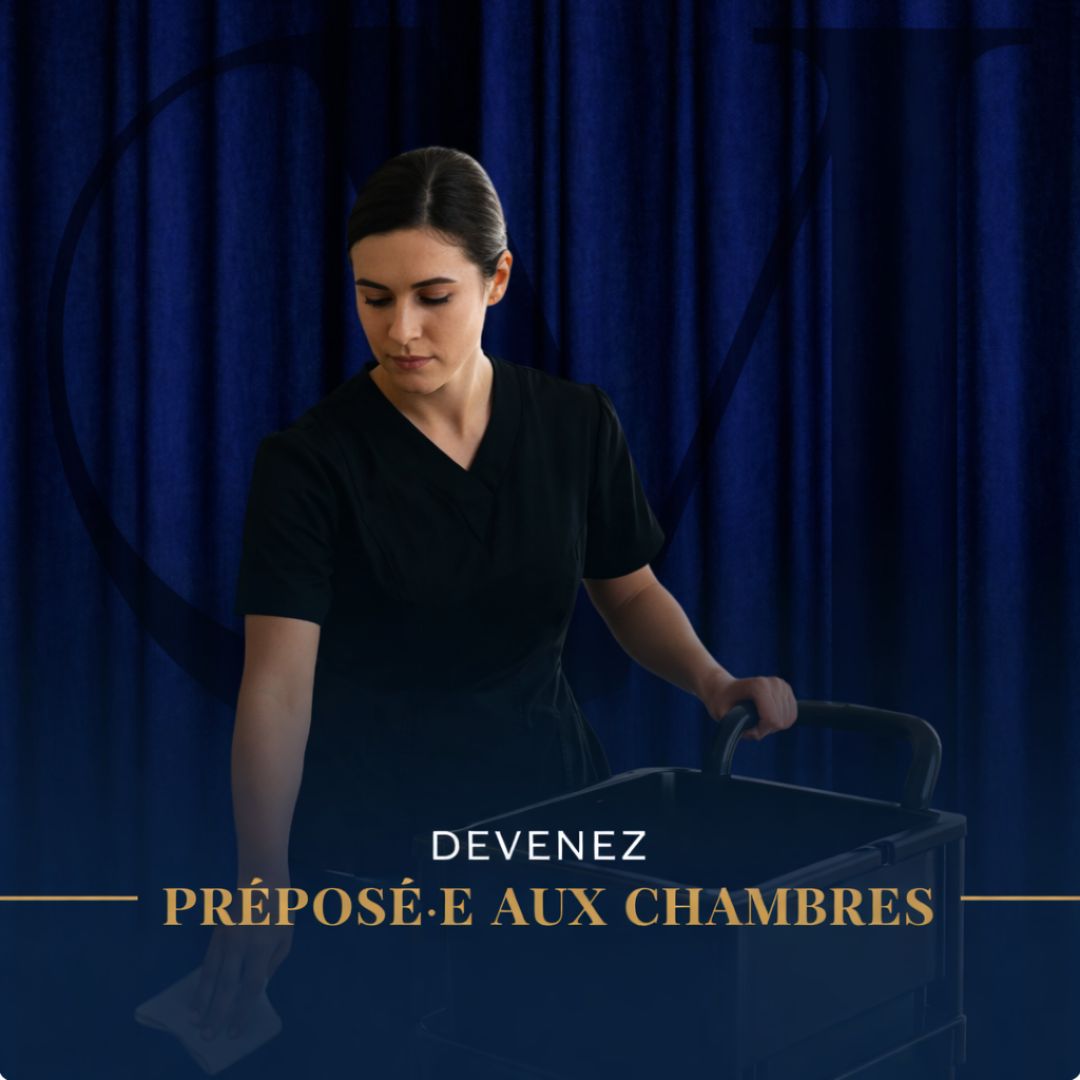 Préposé aux chambres préparant une chambre dans un hôtel boutique à Québec Hôtel Monsieur Jean