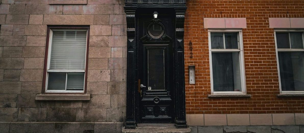 Façade historique du Vieux-Québec montrant les détails architecturaux du quartier ancien
