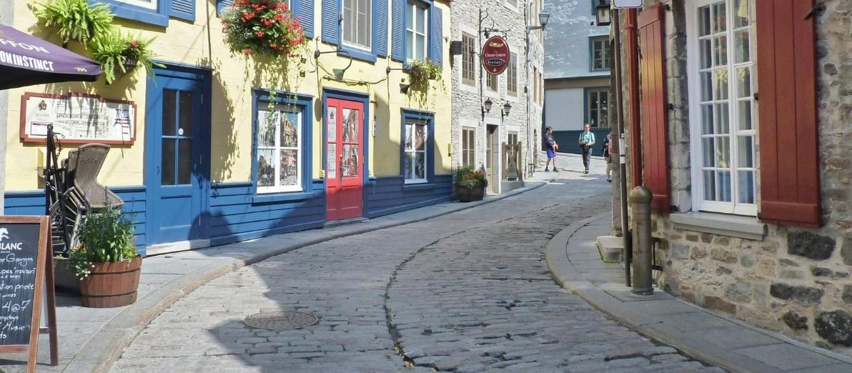 Rue pavée du Vieux-Québec idéale pour découvrir le quartier historique à pied