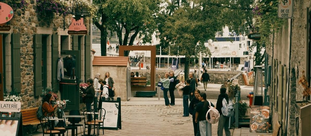 Terrasse calme dans une rue du Vieux-Québec