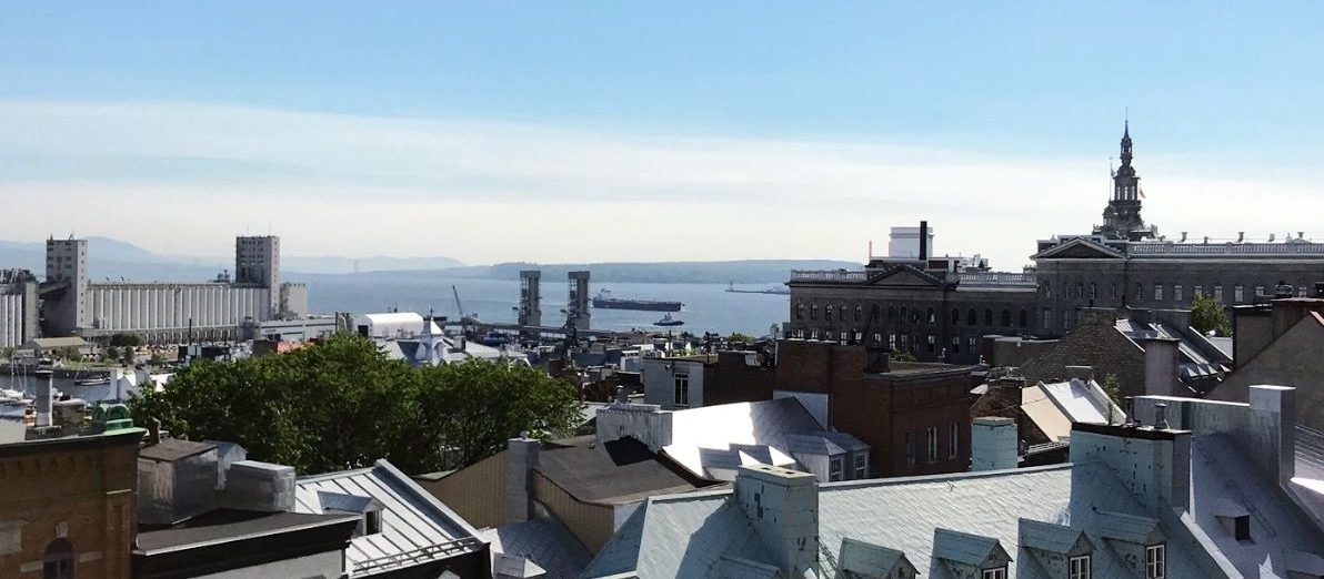 Vue des toits historiques du Vieux-Québec et du fleuve dans le quartier ancien de Québec