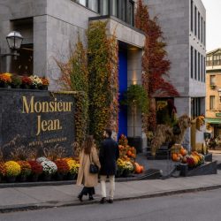 Ambiance d’automne dans le Vieux-Québec devant l’hôtel Monsieur Jean
