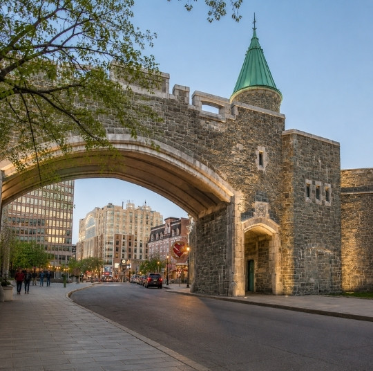 Rue historique du Vieux-Québec avec la Porte Saint-Louis et architecture emblématique de Québec