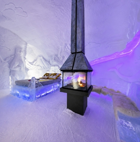 Hôtel de Glace in Valcartier, illuminated ice sculptures and corridors