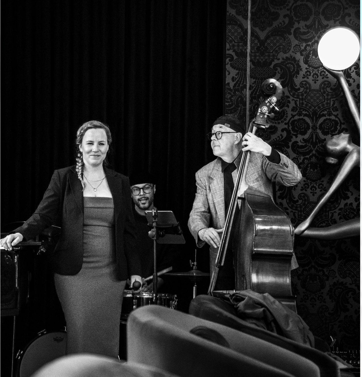 Soirée jazz au Bijou dans le Vieux-Québec Une chanteuse, un contrebassiste et un batteur se produisent lors d’une soirée jazz au Monsieur Jean, dans le Vieux-Québec.