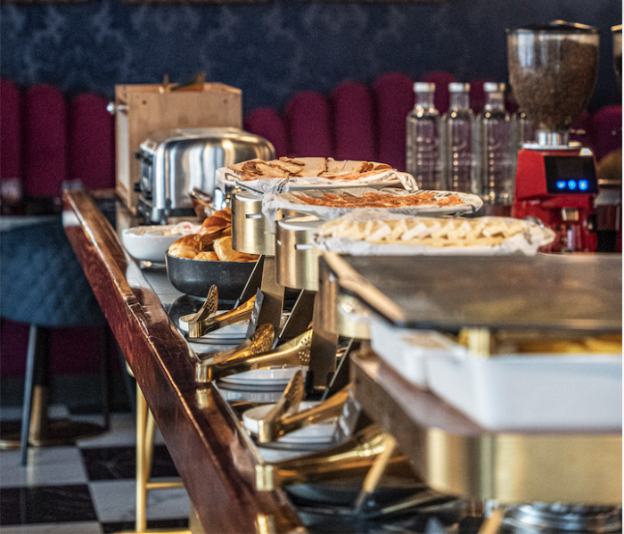 Buffet déjeuner du restaurant Le Bijou, avec plusieurs plats chauds présentés dans des réchauds au Monsieur Jean, dans le Vieux-Québec.