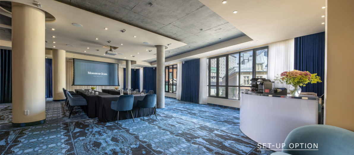 U-shaped conference room with projection screen, natural light, and views of Old Québec at Hôtel Monsieur Jean.