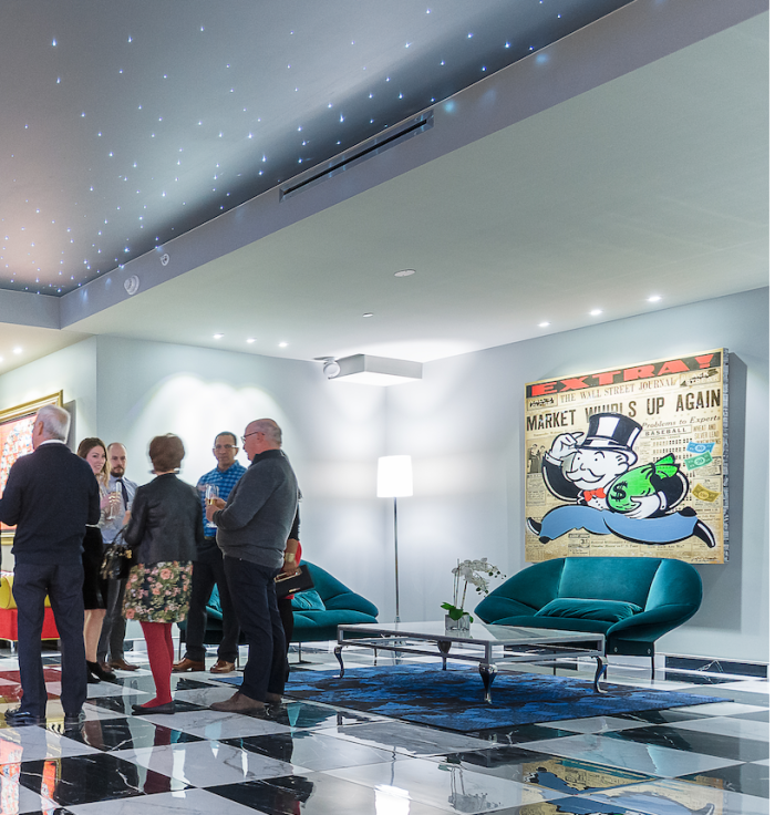 Événement corporatif dans un décor original à Québec Invités réunis dans un espace au décor distinctif lors d’un événement corporatif chez Monsieur Jean à Québec.
