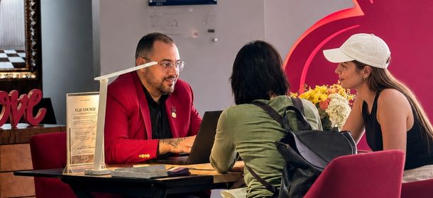 Concierge de Monsieur Jean • Hôtel Particulier conseillant des clients sur les activités et attraits à découvrir à Québec.